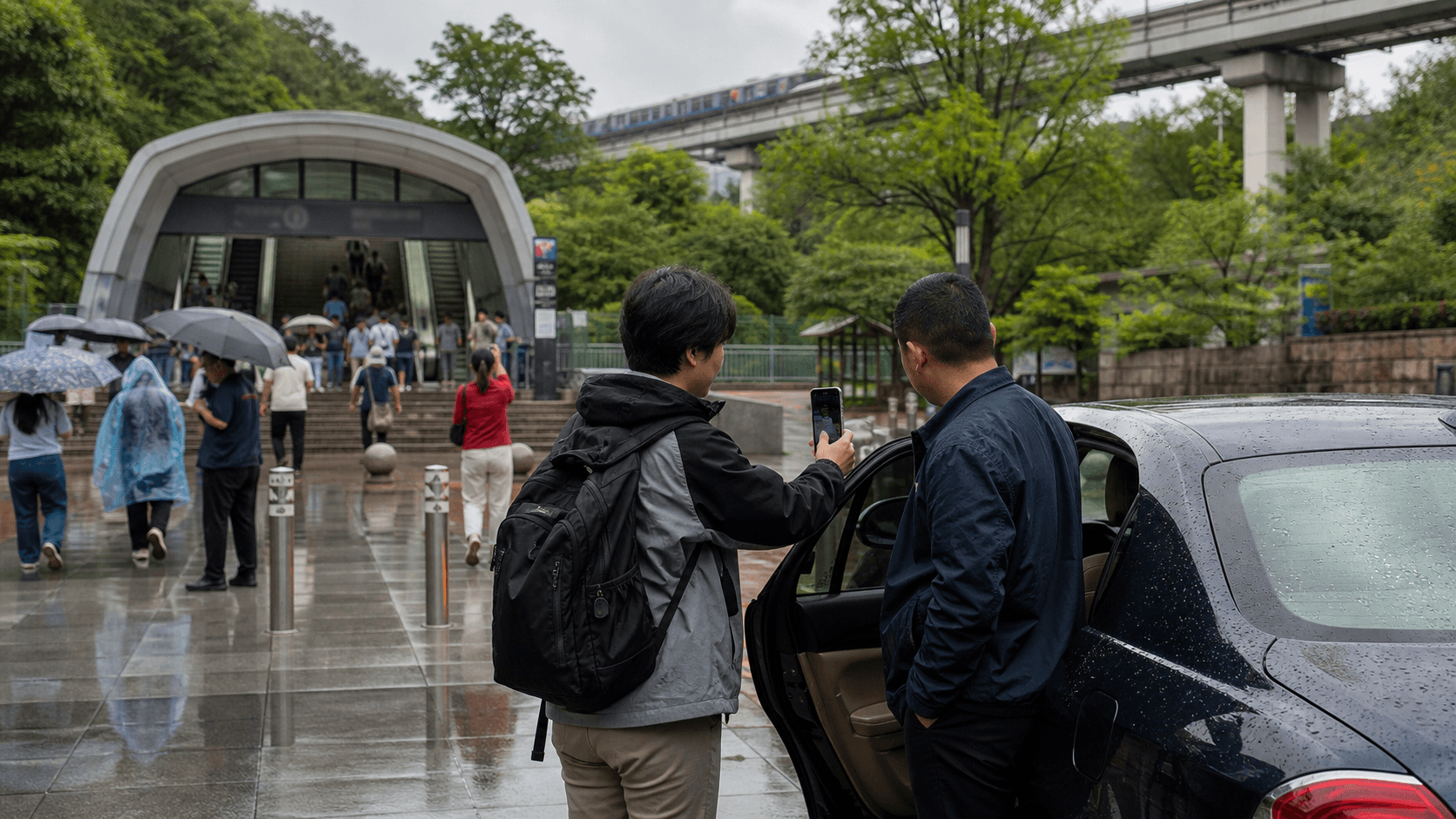 Khách ở ngoài Chongqing Zoo chọn giữa metro và taxi tại quảng trường ướt sau mưa