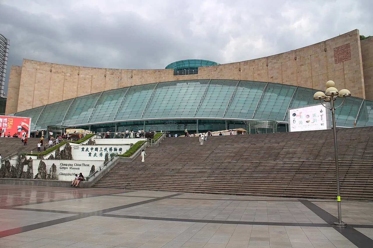 Pandangan luas luar Muzium Three Gorges dan tangga masuknya yang lebar.