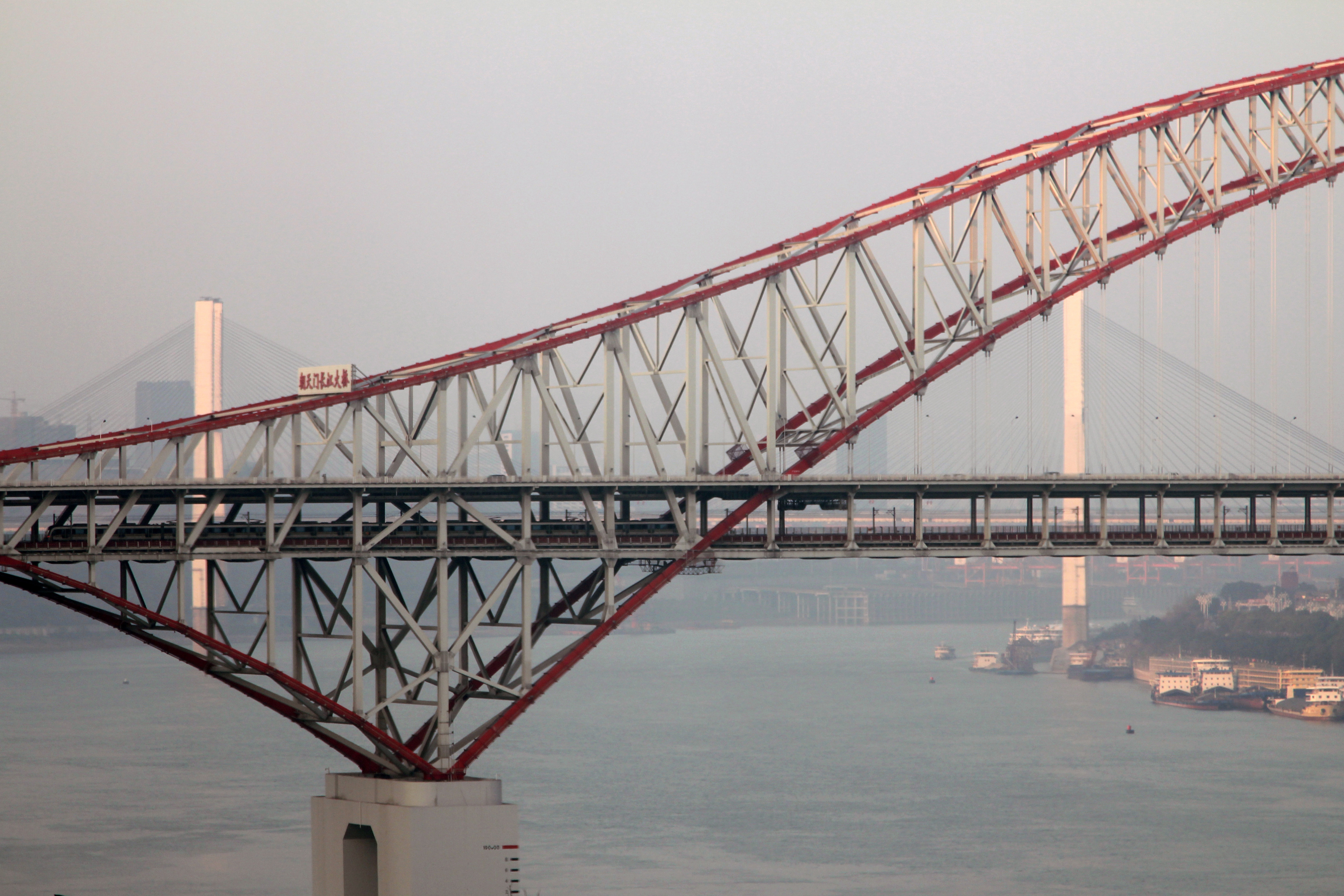 Foto lama Jembatan Chaotianmen dan Jalur Lingkar kereta perkotaan Chongqing
