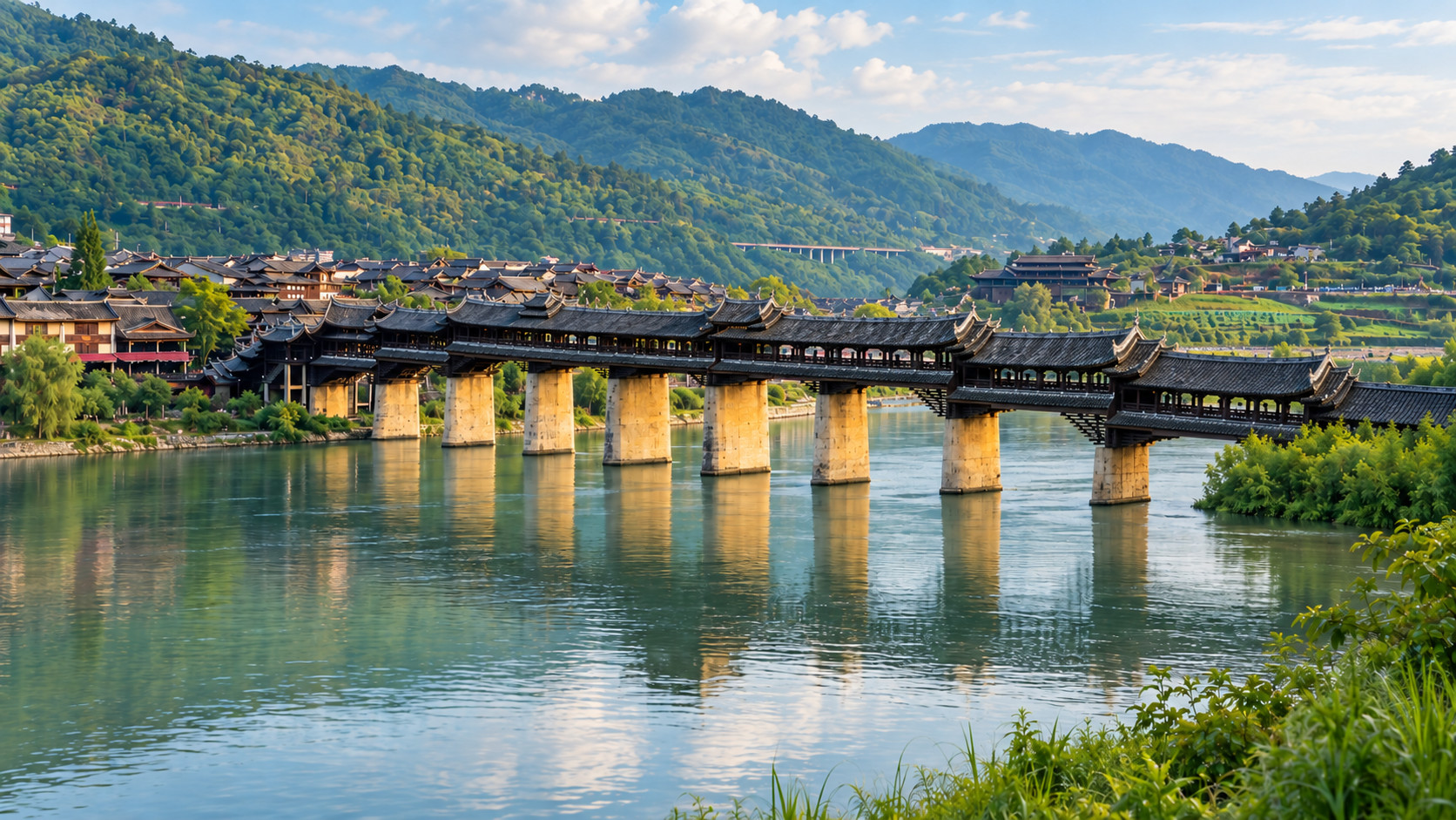 橫跨碧綠水面、背倚林木山丘的濯水長廊橋 AI 插畫