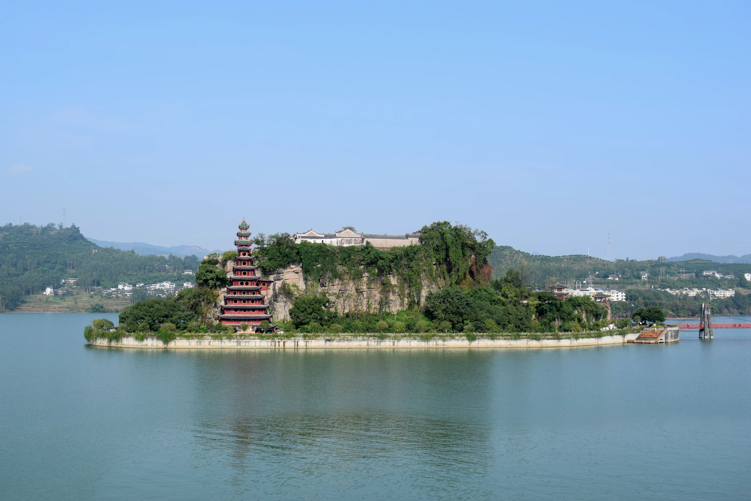 Tháp đỏ và vách đá Thạch Bảo Trại nằm trong đê bảo vệ giữa hồ chứa trên sông Dương Tử vào tháng 11 năm 2017