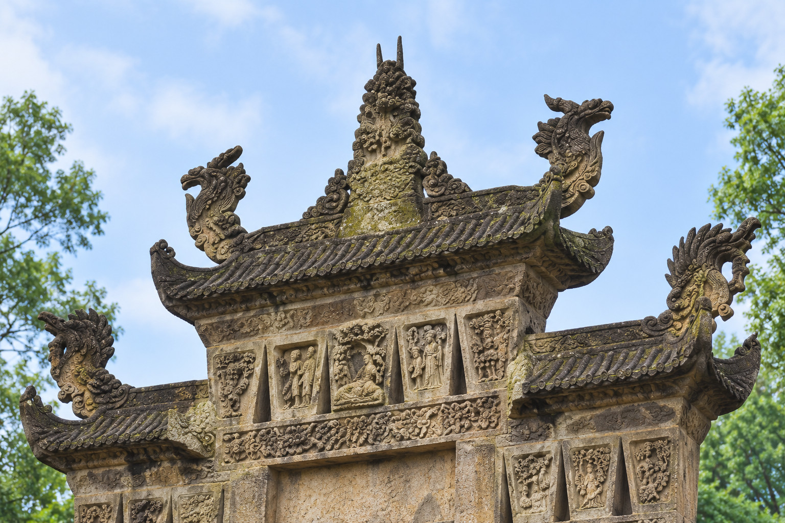 Minh họa AI tham chiếu ảnh lịch sử. Chi tiết mái chạm khắc phía trên cổng đá văn hóa lịch sử ở Chiếu Mẫu Sơn; không phải toàn bộ cổng hay bản chép văn khắc.