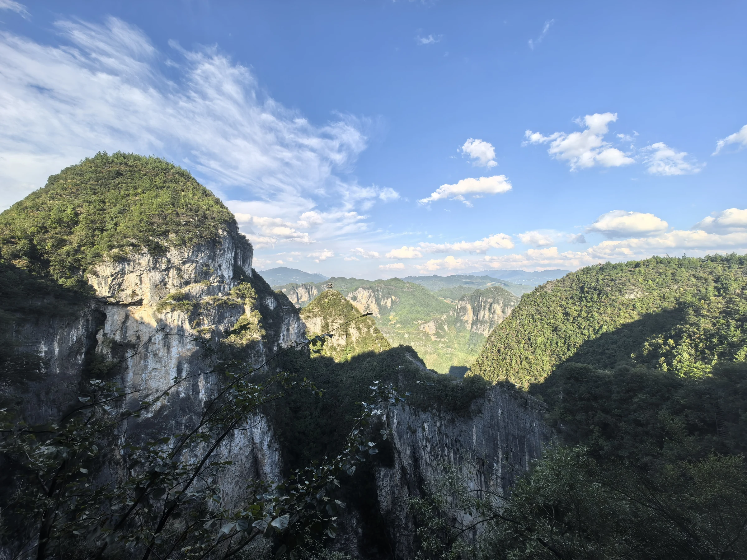 Tebing berhutan bentukan Dragon Jar dan karst sekitarnya di Yunyang Longgang, difoto pada Oktober 2025.