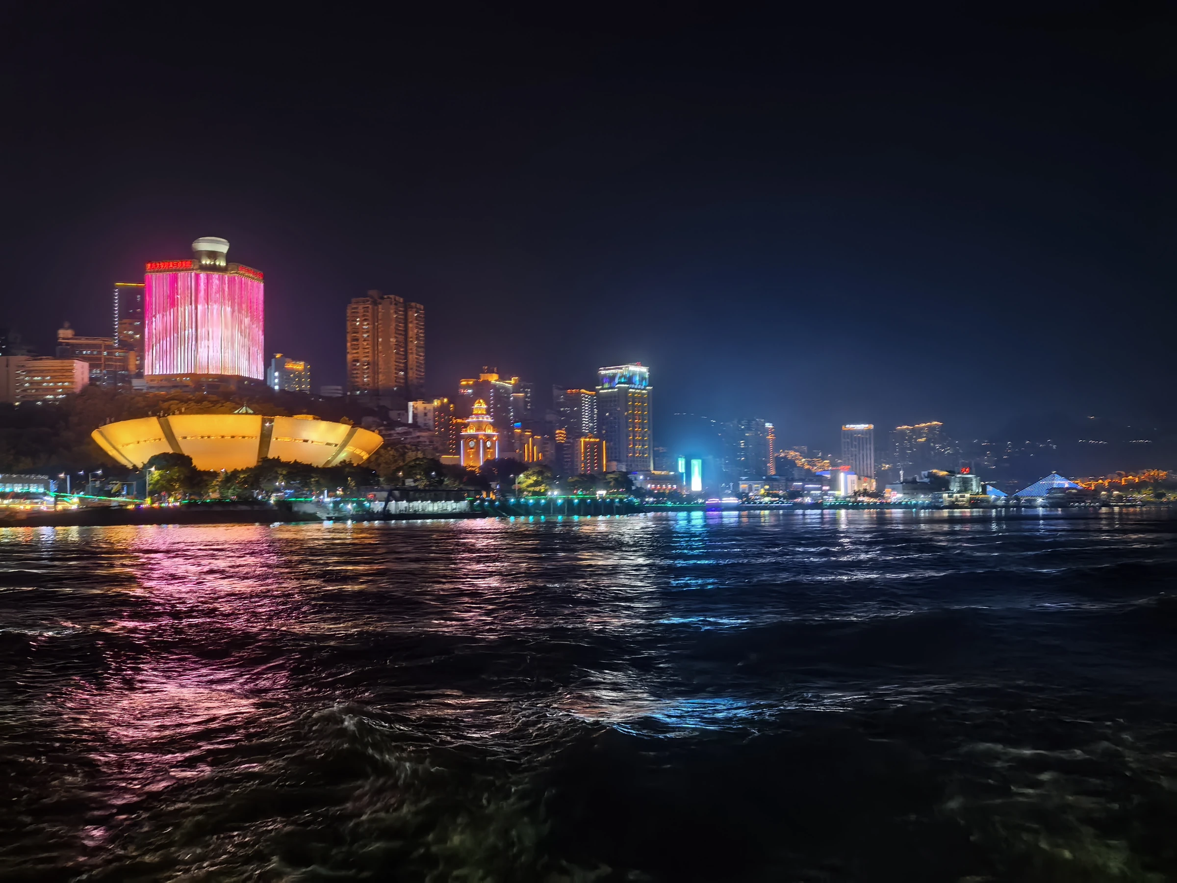 Cakrawala tepi sungai Wanzhou yang berlampu terpantul di Yangtze pada malam Oktober 2025.