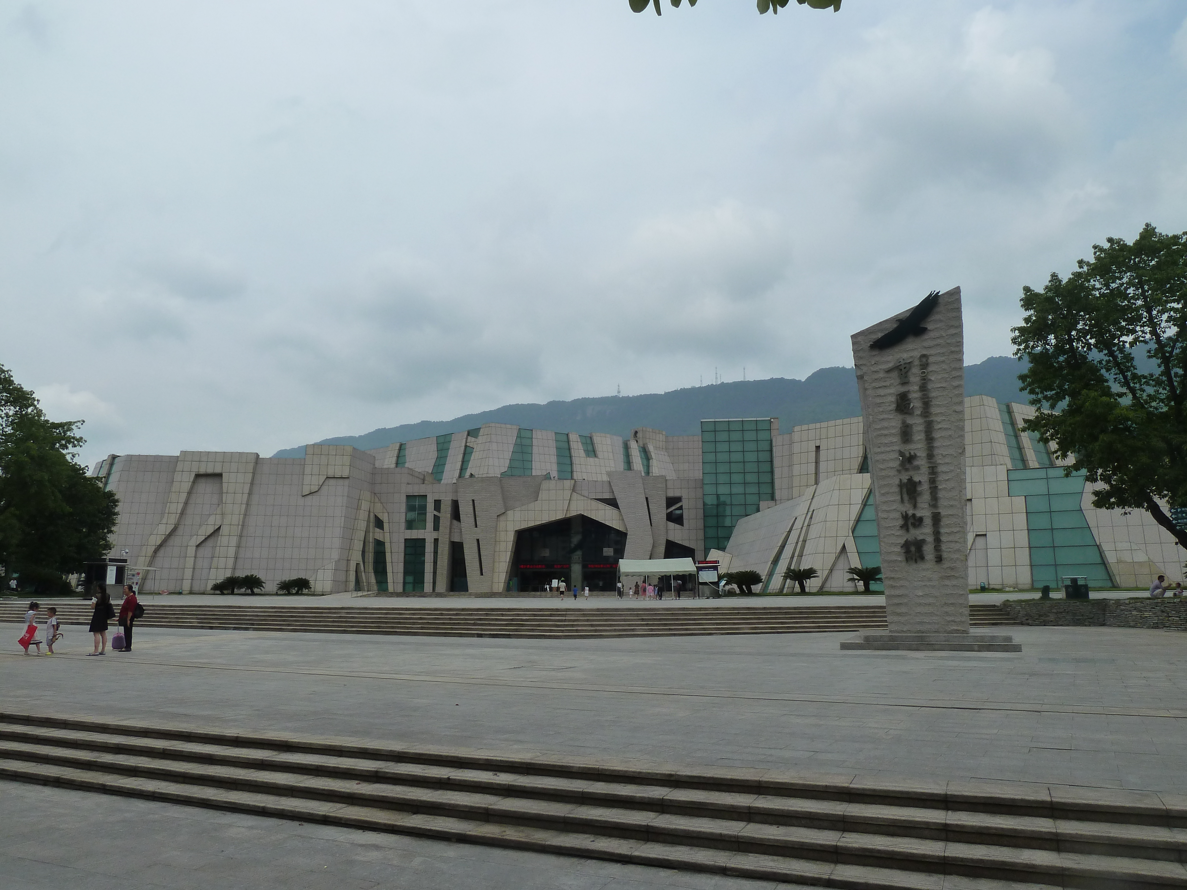 Bagian luar Museum Sejarah Alam Chongqing, difoto pada 2018-08-22.