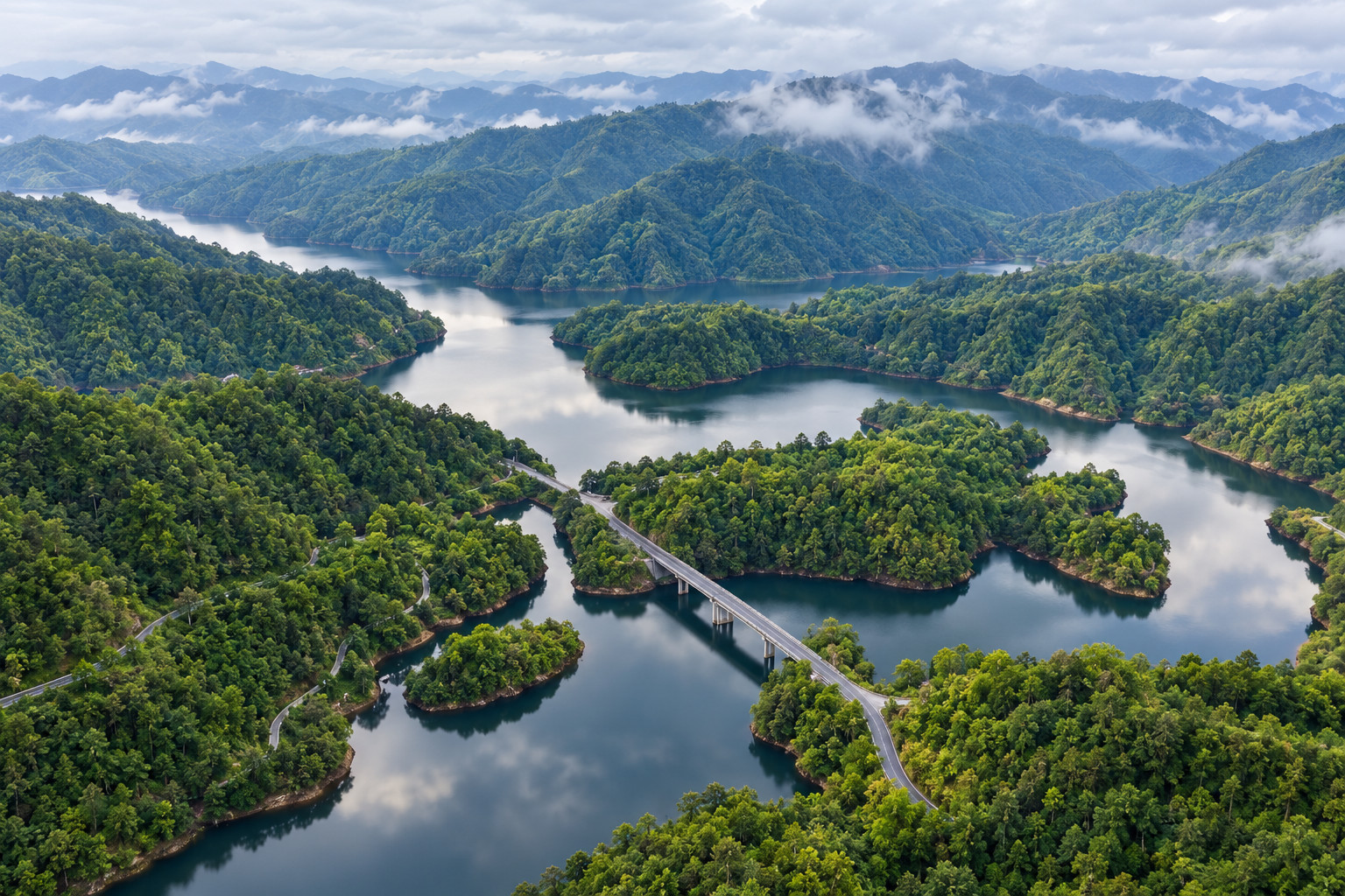 Ilustrasi AI berdasarkan foto lama. Teluk danau berhutan serta jembatan jalan di Danau Taiyang, Huangshui.