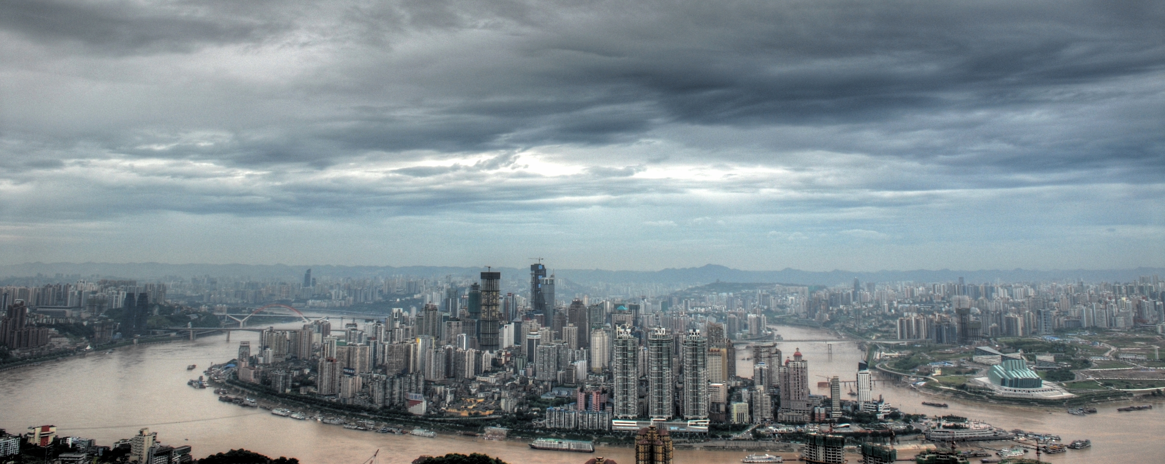 Cakrawala Yuzhong, Chongqing, dari Nanshan pada Juli 2010; latar kawasan, bukan foto lokasi Taman Hutan Tieshanping